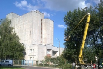 У Луцьку «некомунальники» спилюють дерева для будівництва нового комплексу