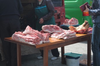 У Луцьку на сільськогосподарському ярмарку як бонус до м’яса продають…мух
