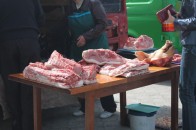 У Луцьку на сільськогосподарському ярмарку як бонус до м’яса продають…мух