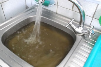 У Нововолинську вода у кранах змінює колір просто на очах