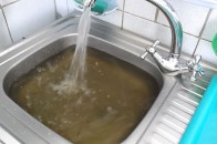 У Нововолинську вода у кранах змінює колір просто на очах