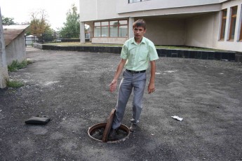 Лучанин провалився у каналізаційний люк, пошкодивши техніку та документи