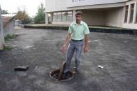 Лучанин провалився у каналізаційний люк, пошкодивши техніку та документи