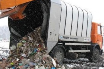 У Луцьку в сміттєвоза відлетіло колесо, спричинивши ДТП