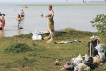 На Світязі, попри його шалену популярність, не вистачає туалетів та смітників