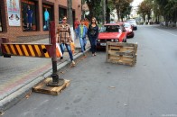 Через ремонт ТЦ «Буратіно» люди змушені ходити проїжджою частиною