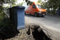 Замість того, щоб відремонтувати аварійний міст у Луцьку, велику яму просто засипали