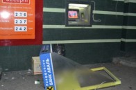 У центрі Луцька п'яний чоловік намагався вилізти на дашок банкомату