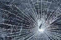 Після святкування Дня незалежності у Луцьку скажені молодики вщент розбили припарковане авто