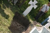 На Дніпропетровщині чоловік впав у могилу, яку сам і викопав, та загинув