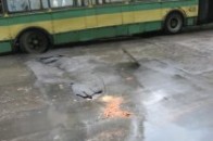 У Херсоні тролейбус провалився в яму на дорозі