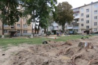 Луцька мерія готова облаштувати за свій кошт у розбитому дворі дитячий майданчик та стоянку, однак люди — проти