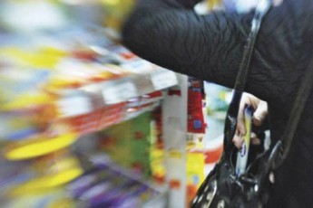 У Луцьку п’яний чоловік серед білого дня поцупив із магазину «закуску»