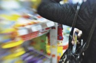 У Луцьку п’яний чоловік серед білого дня поцупив із магазину «закуску»