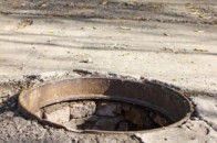 У Луганську 2-річна дівчинка провалилася у каналізаційний люк