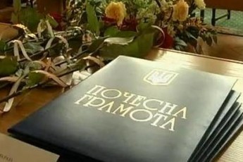 Поки одні підприємці пікетують під мерією, інші отримують нагороди від Клімчука