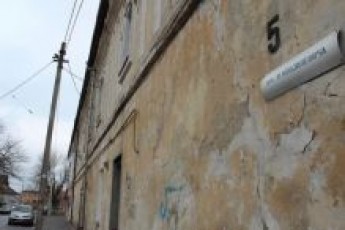 Чи дадуть мешканцям аварійного будинку у центрі Луцька гроші на нові квартири?