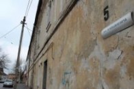 Чи дадуть мешканцям аварійного будинку у центрі Луцька гроші на нові квартири?