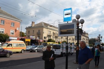 Електронне табло, яке встановили на зупинці у центрі Луцька тиждень тому, вже не працює