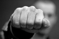 На Волині судили чоловіка, який через сварку з дружиною побив малолітню доньку