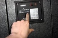 Після обвалу бетонного навісу над під'їздом у Ковелі розказали, як правильно встановлювати двері з домофоном