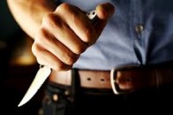 На Волині п’яний чоловік порізав знайомого канцелярським ножем