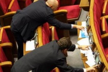 У Волиньраді депутати влаштували балаган, бо картки голосують без людей