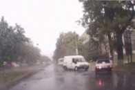 У Дніпропетровську водій ледь не загинув через відкритий люк, однак даішники погрожують йому штрафом
