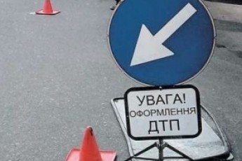 На Черкащині автівка врізалась у дерево: водій загинув, пасажир - у лікарні