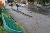 У центрі Луцька - міст з поваленими перилами