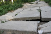 Луцькі комунальники обіцяють відновити зруйновану пішохідну доріжку на Кравчука