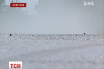 На Вінниччині через неякісний ремонт дороги задихаються селяни