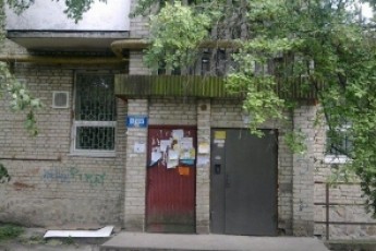Лучанку в одних капцях вигнали з квартири, у якій вона проживає