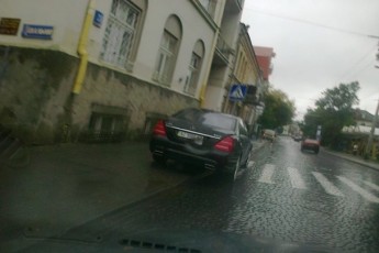 Біля Луцької міськради на «зебрі» припаркували автомобіль