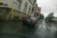 Біля Луцької міськради на «зебрі» припаркували автомобіль