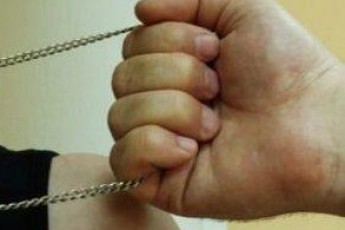 На Волині засудили пенсіонера, який зірвав з шиї жінки 2 дорогих ланцюжки