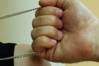 На Волині засудили пенсіонера, який зірвав з шиї жінки 2 дорогих ланцюжки