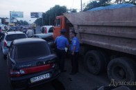 В Одесі вантажівка зіткнулась із шістьма автівками: троє людей - у лікарні