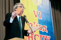 Голові спілки письменників України погрожували: підірвали дачу та вимагали скласти повноваження