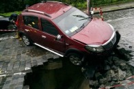 У Києві автівка провалилась у яму просто посеред дороги