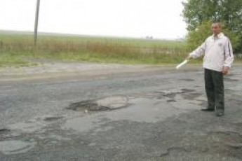 Волиняни досі скаржаться на вантажівки, що руйнують дорогу