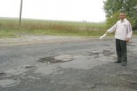 Волиняни досі скаржаться на вантажівки, що руйнують дорогу