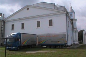 У Володимирі-Волинському фури з «гуманітаркою» роз'їжджають по пішохідних доріжках