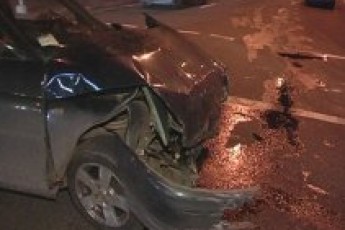 Вночі у Києві іномарка врізалася в «Ладу» - водій у лікарні