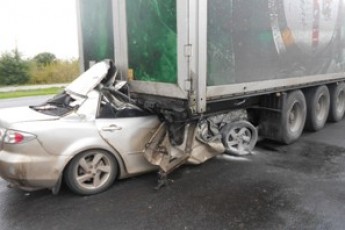 Страшна аварія на Полтавщині: іномарка влетіла під вантажівку