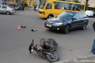 ДТП у центрі Луцька: скутеристи потрапили під автомобіль