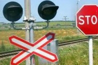 На Волині потяг ледь не протаранив дорожній каток
