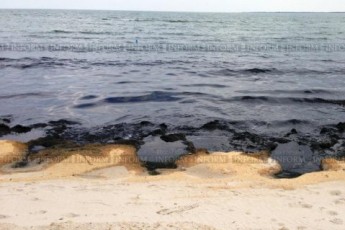 ЗМІ: Під Одесою берег моря залило речовиною, схожою на нафту