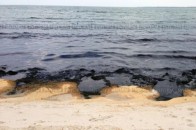 ЗМІ: Під Одесою берег моря залило речовиною, схожою на нафту