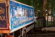 Потрійна аварія у Харкові: через велосипедиста ледь не перевернулась вантажівка з морозивом